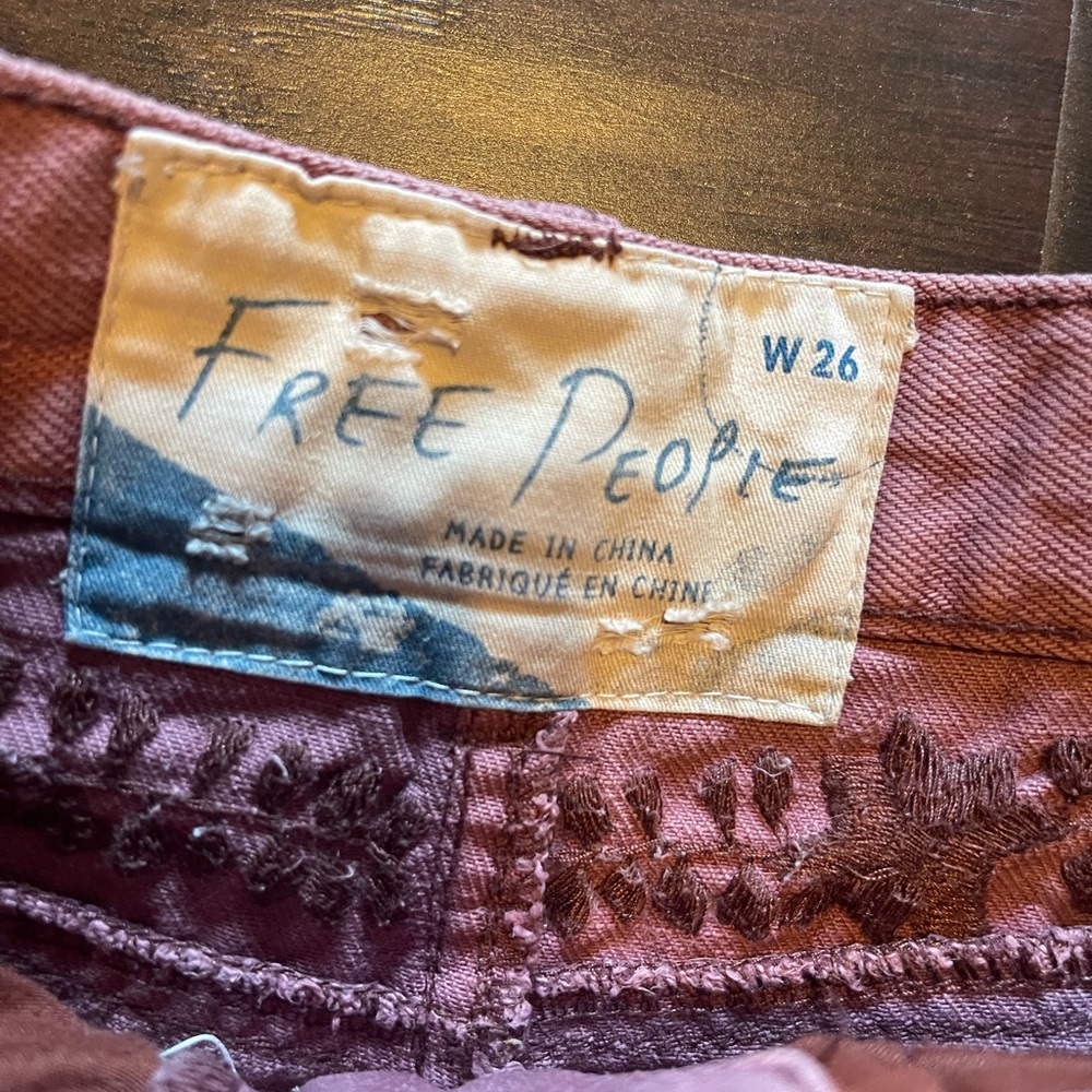 Free people shorts. Size 26. Embroidered floral flowers. mauve - Picture 2 of 8